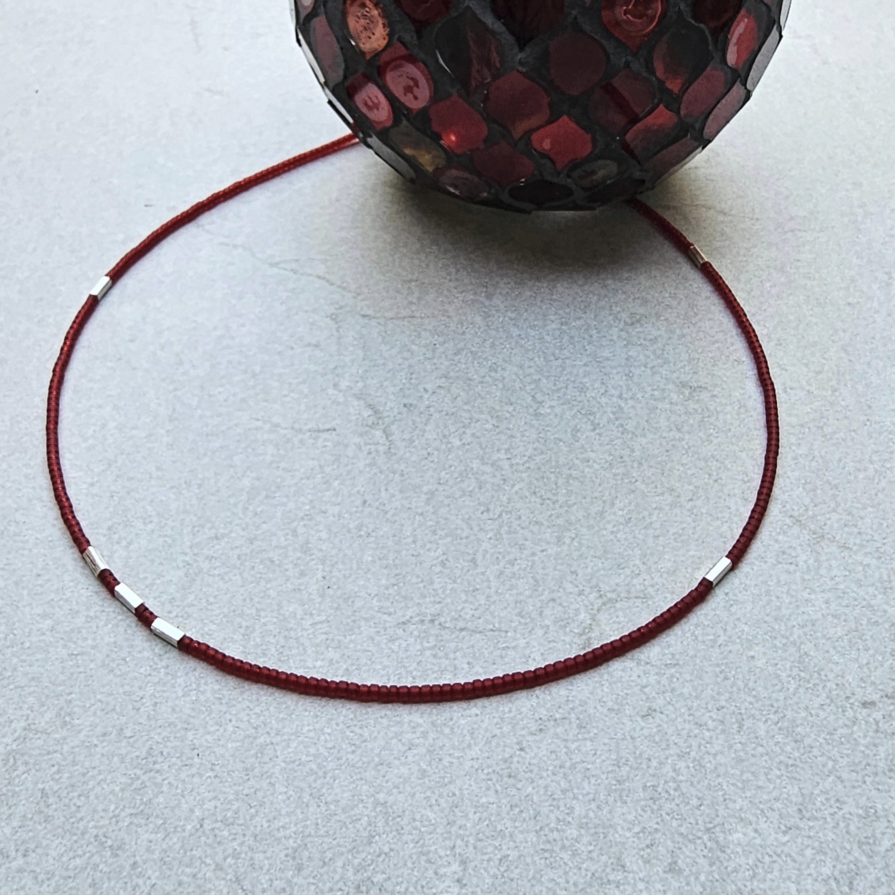 Kette karminrote, recycelte Glasperlen