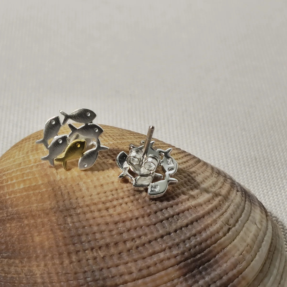 Ohrstecker Fischschwarm – 925 Silber mit vergoldetem Fisch – 14 mm