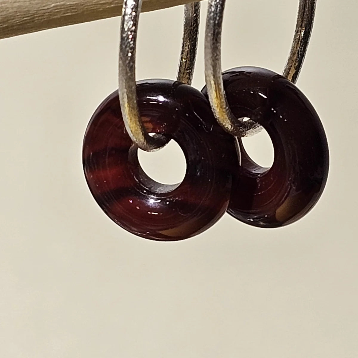 Silberkreolen mattiert mit Achat-Donut – 925 Silber – 20 mm