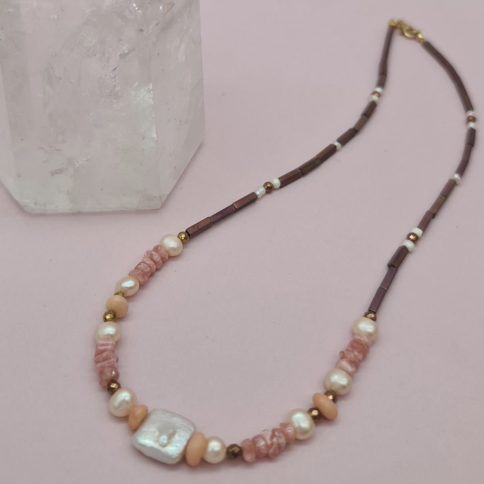 Kette aus Pinkopal, Hämatit und Süßwasserperlen