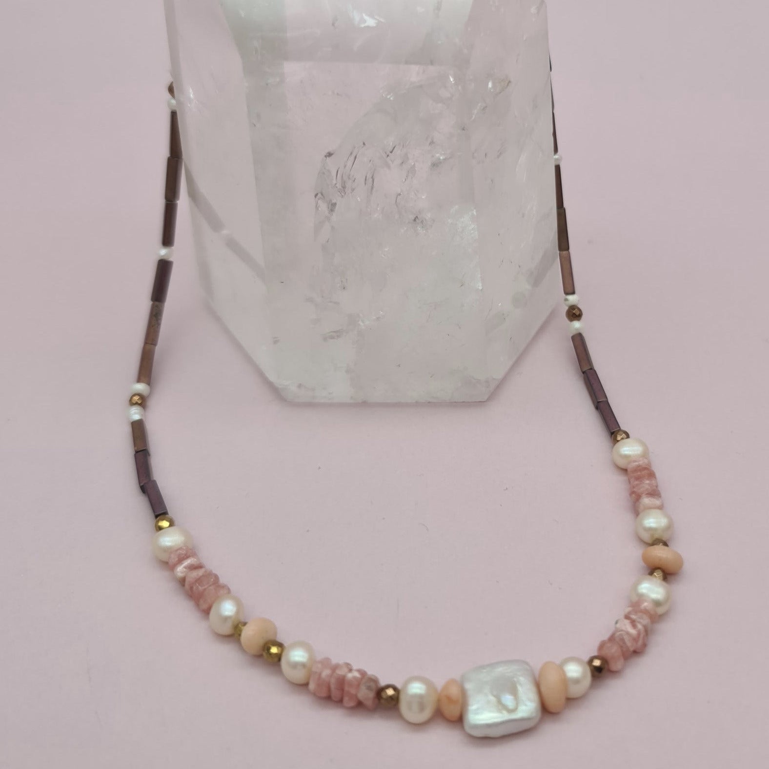 Kette aus Pinkopal, Hämatit und Süßwasserperlen