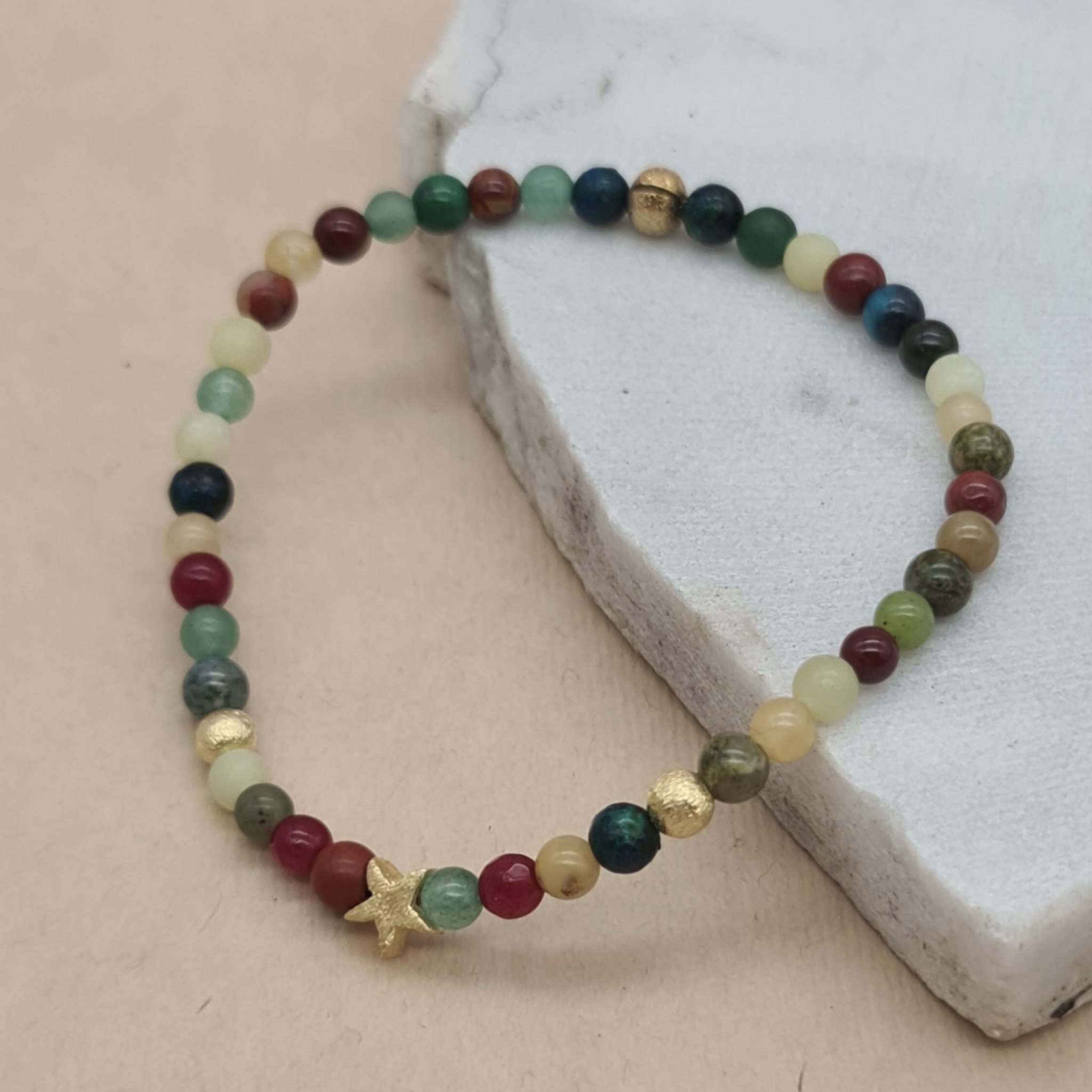 Farbenfrohes Edelsteinarmband