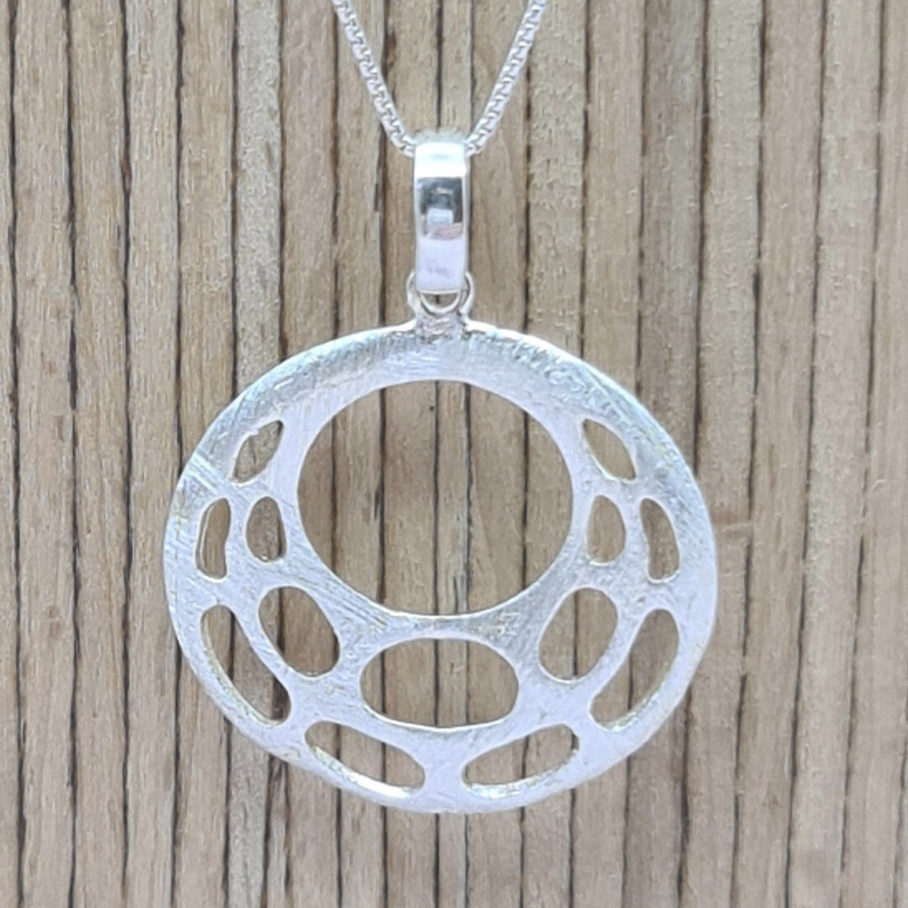 Anziehend abstrakter Kettenanhänger