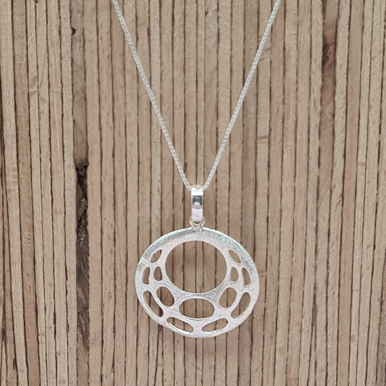 Anziehend abstrakter Kettenanhänger