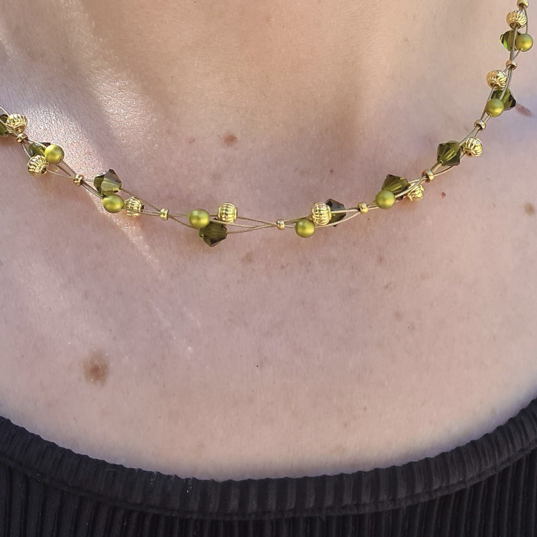 Glaskette in Grüntönen