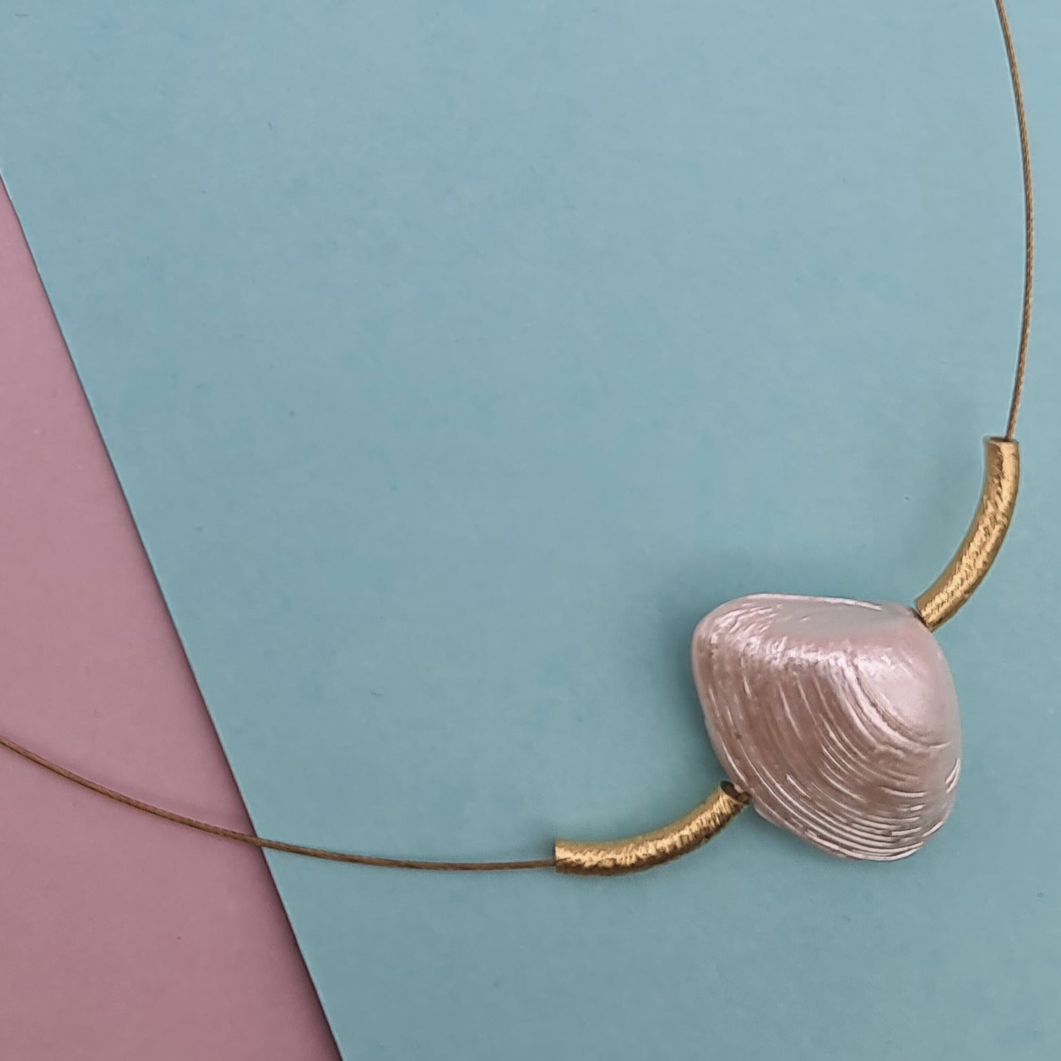 Elegante Muschelkette mit Goldröhrchen