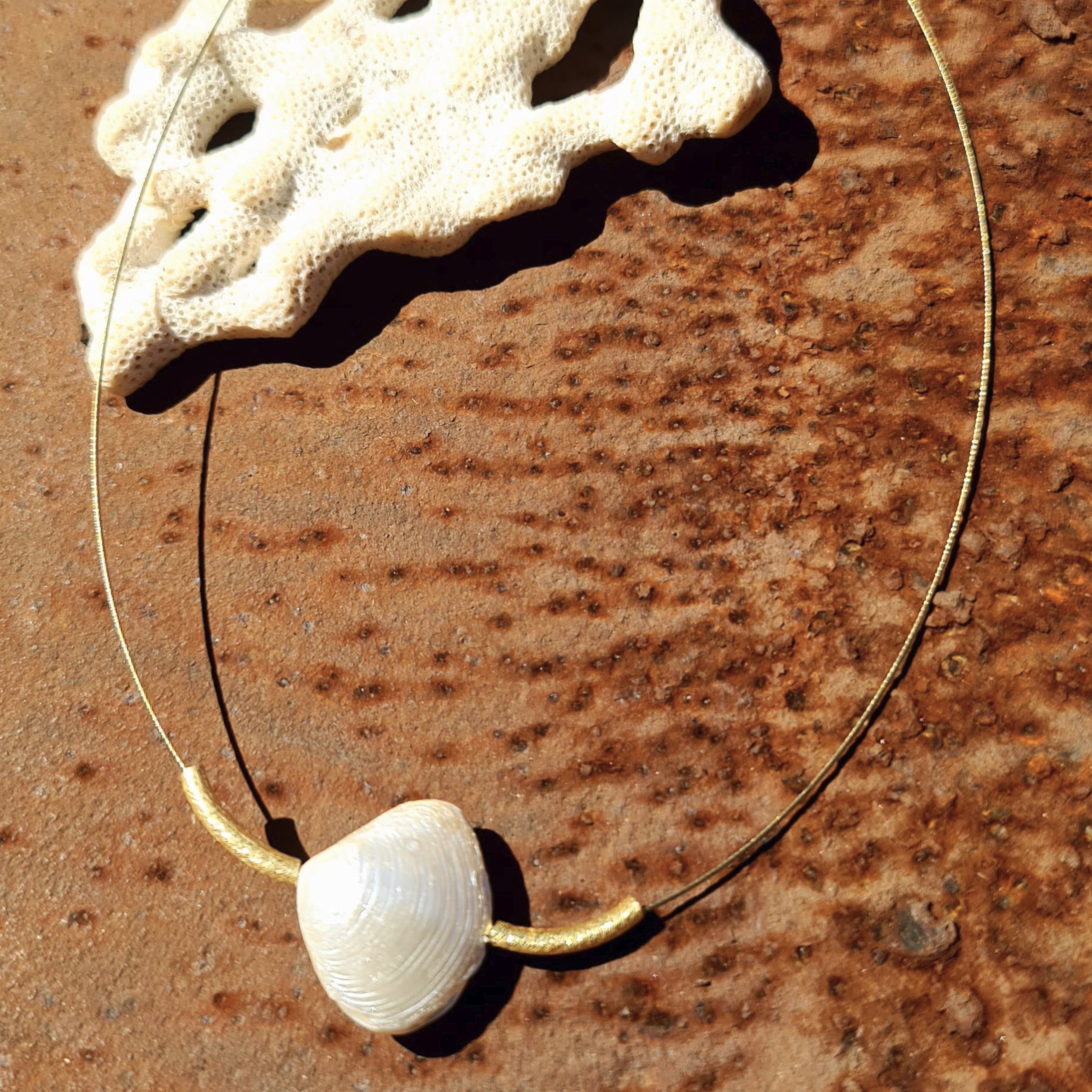 Elegante Muschelkette mit Goldröhrchen