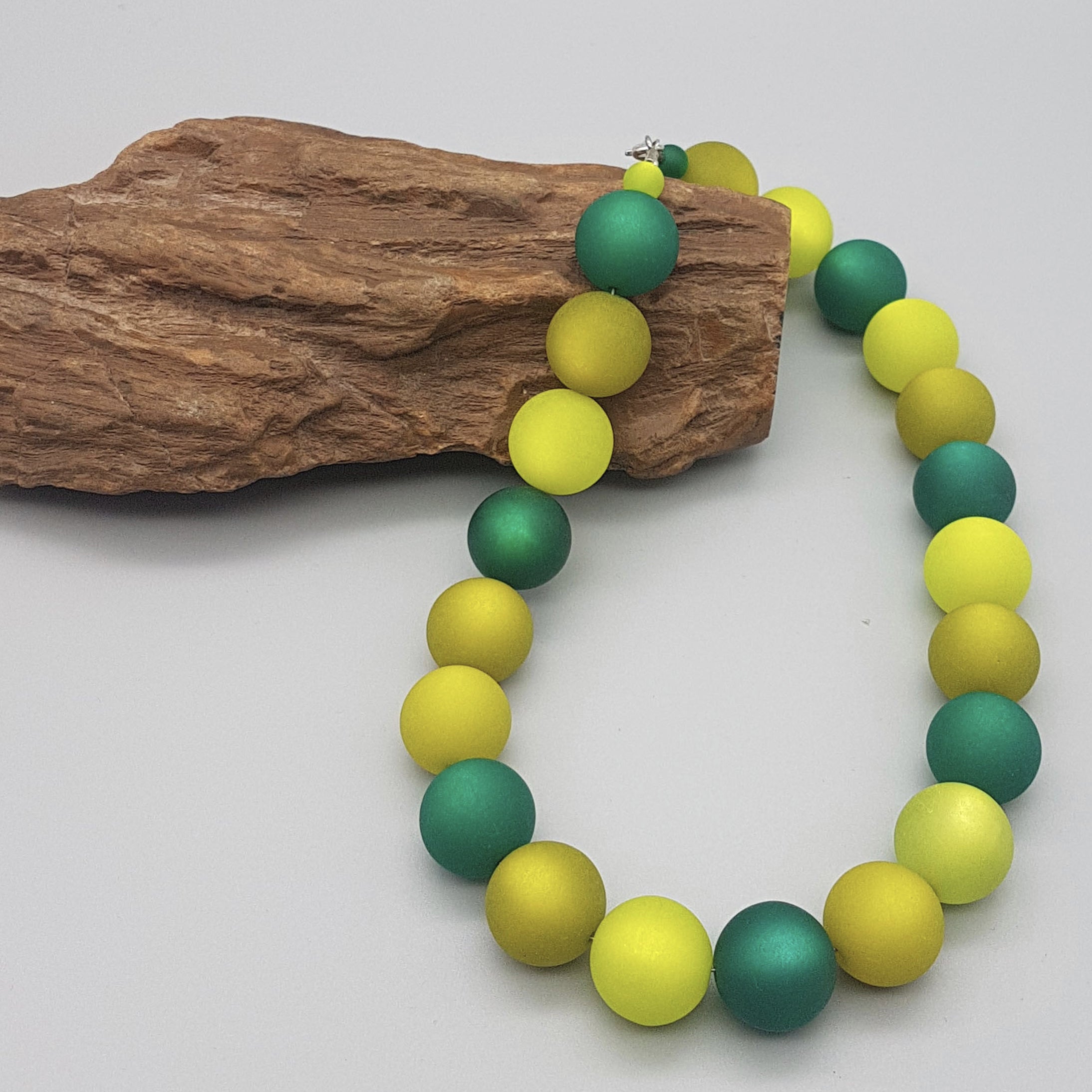 Polariskette in verschiedenen Grüntönen