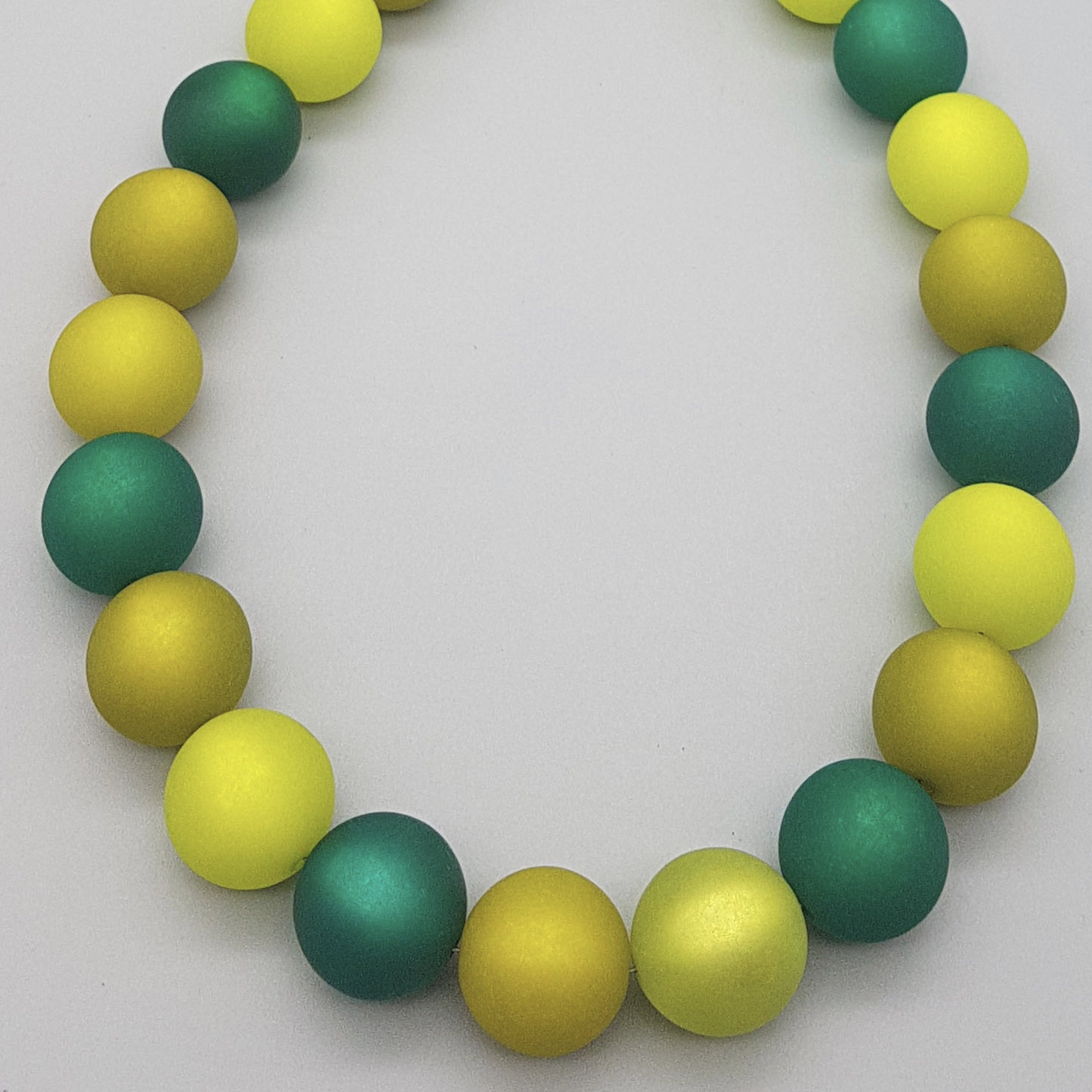 Polariskette in verschiedenen Grüntönen