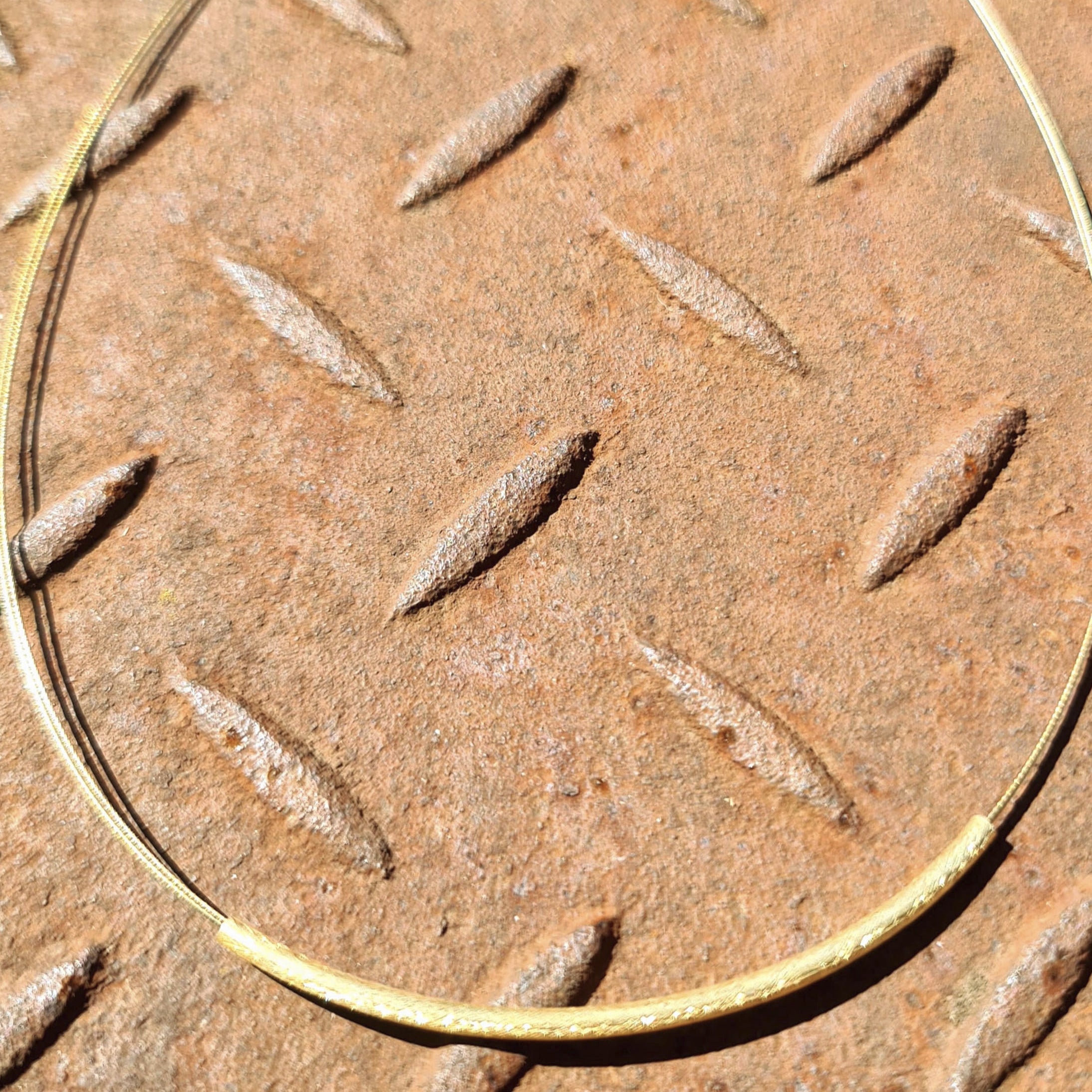 Kette mit geschwungenem Goldröhrchen