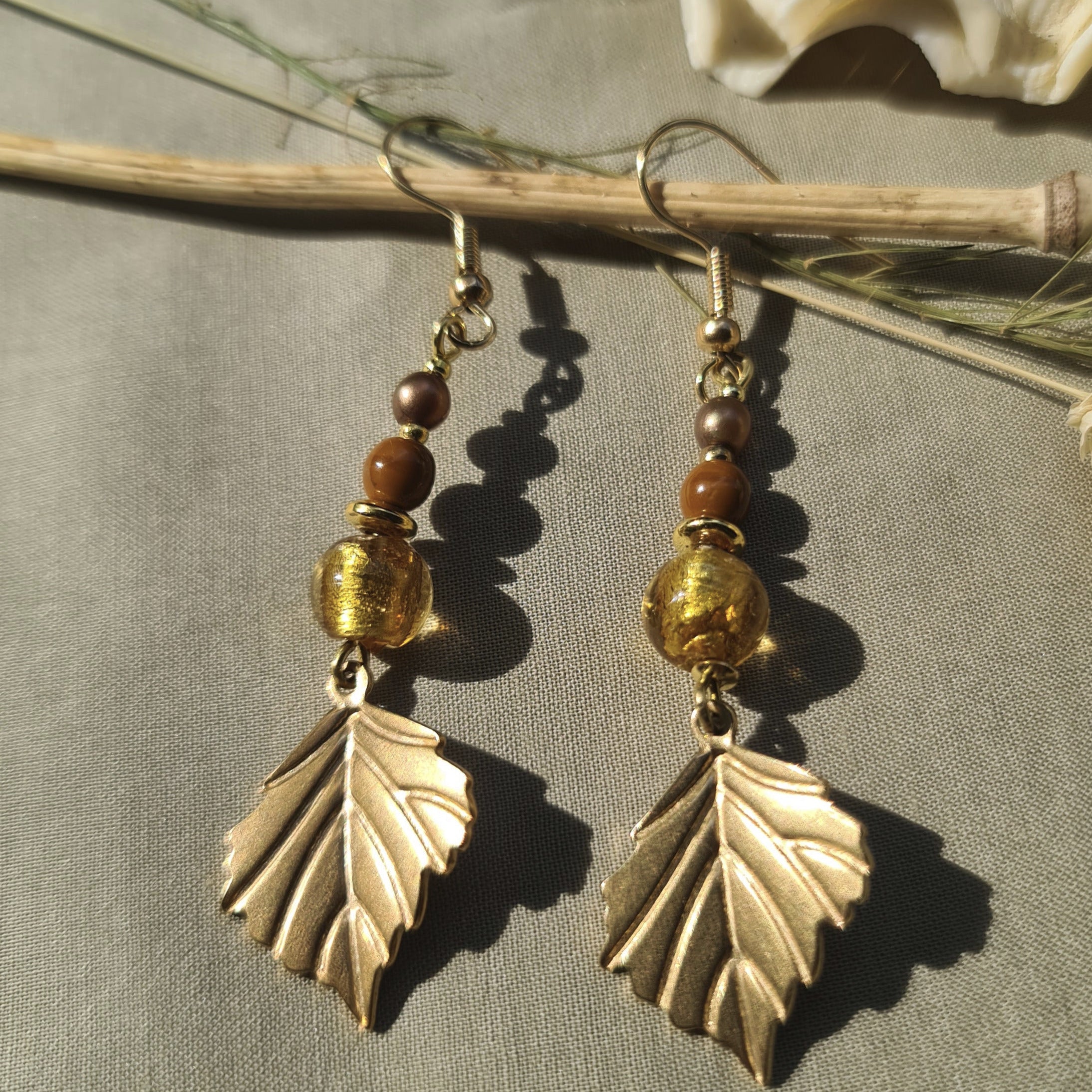 Goldfarbenes Blatt mit Glasperlen