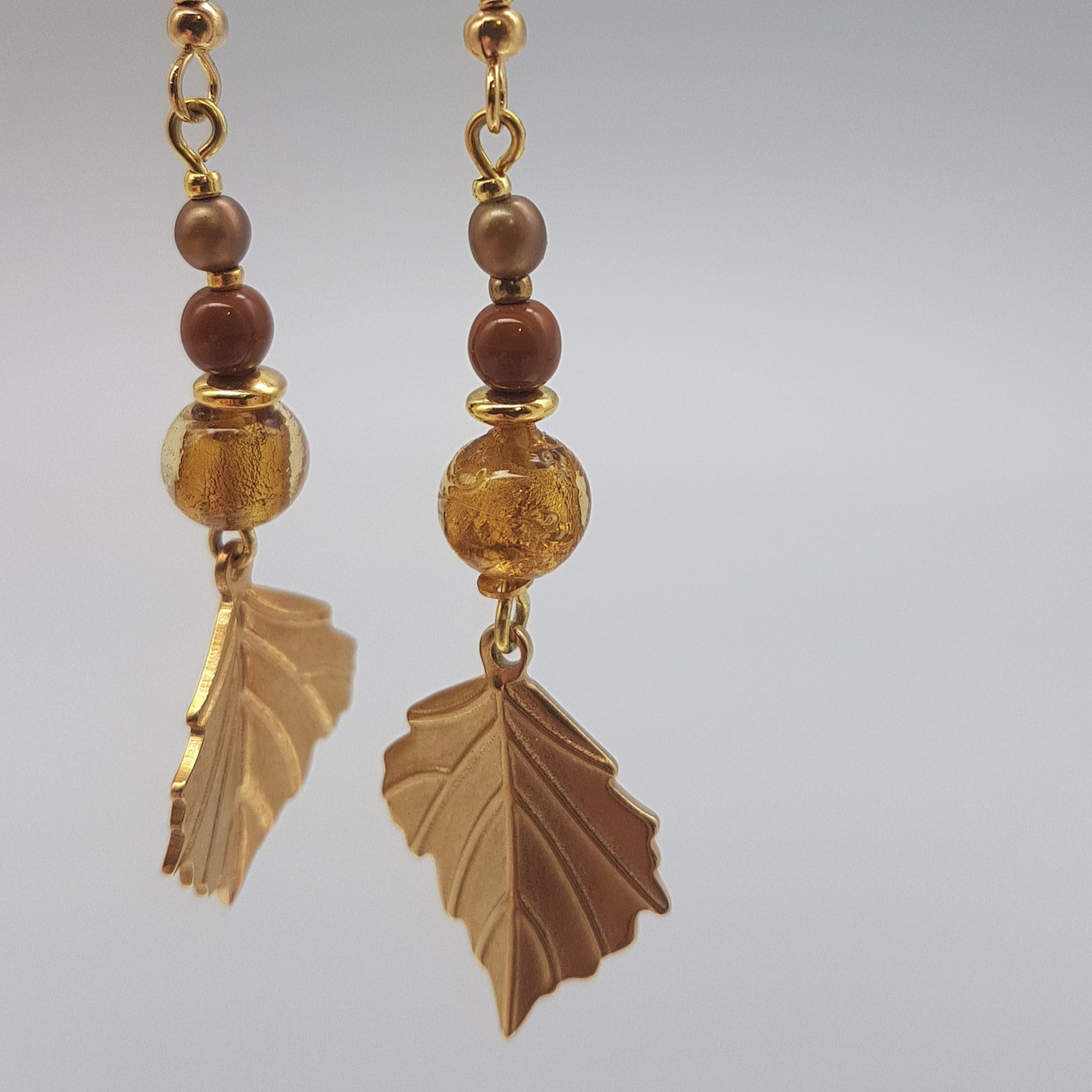 Goldfarbenes Blatt mit Glasperlen