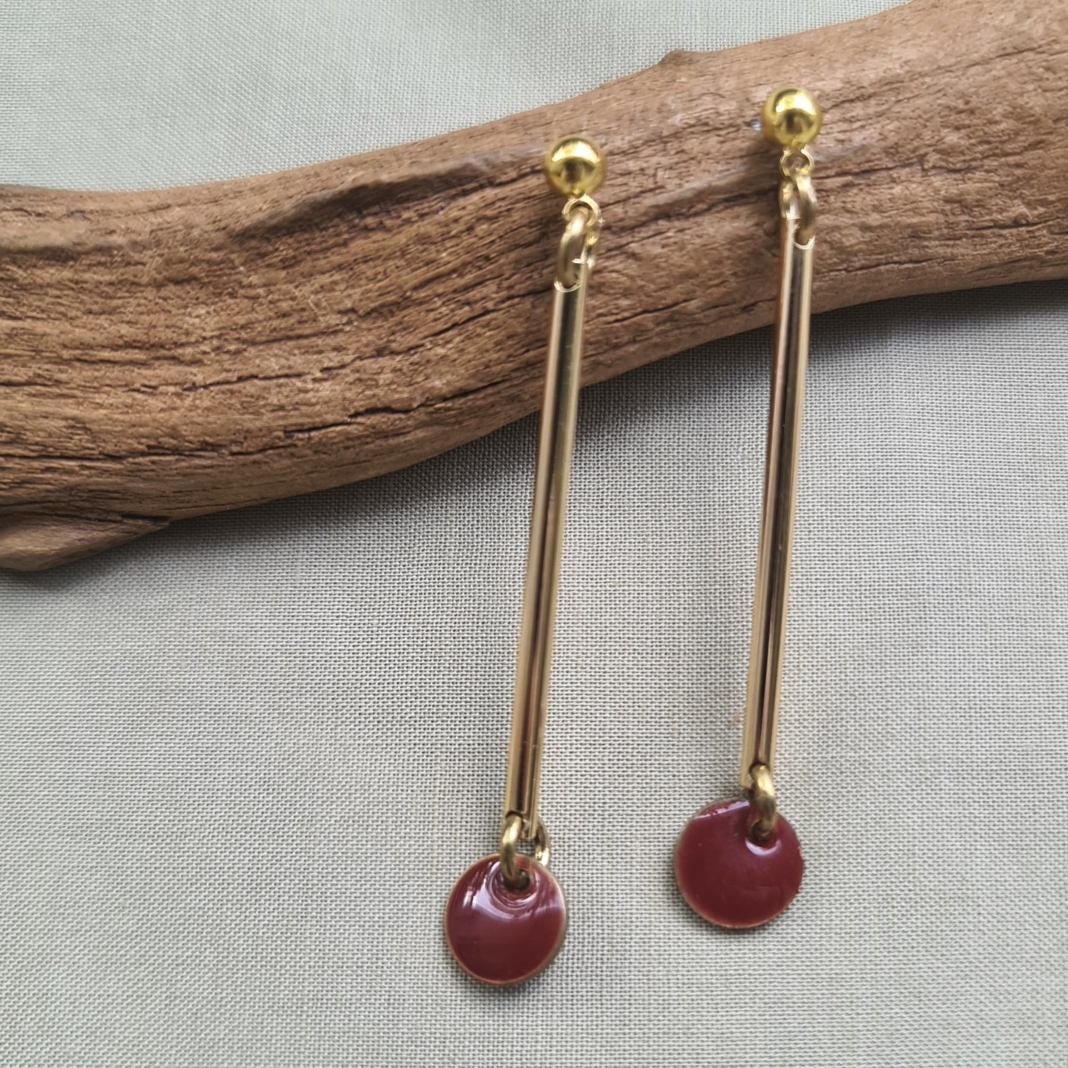 Emaile bordeaux an Goldstiften