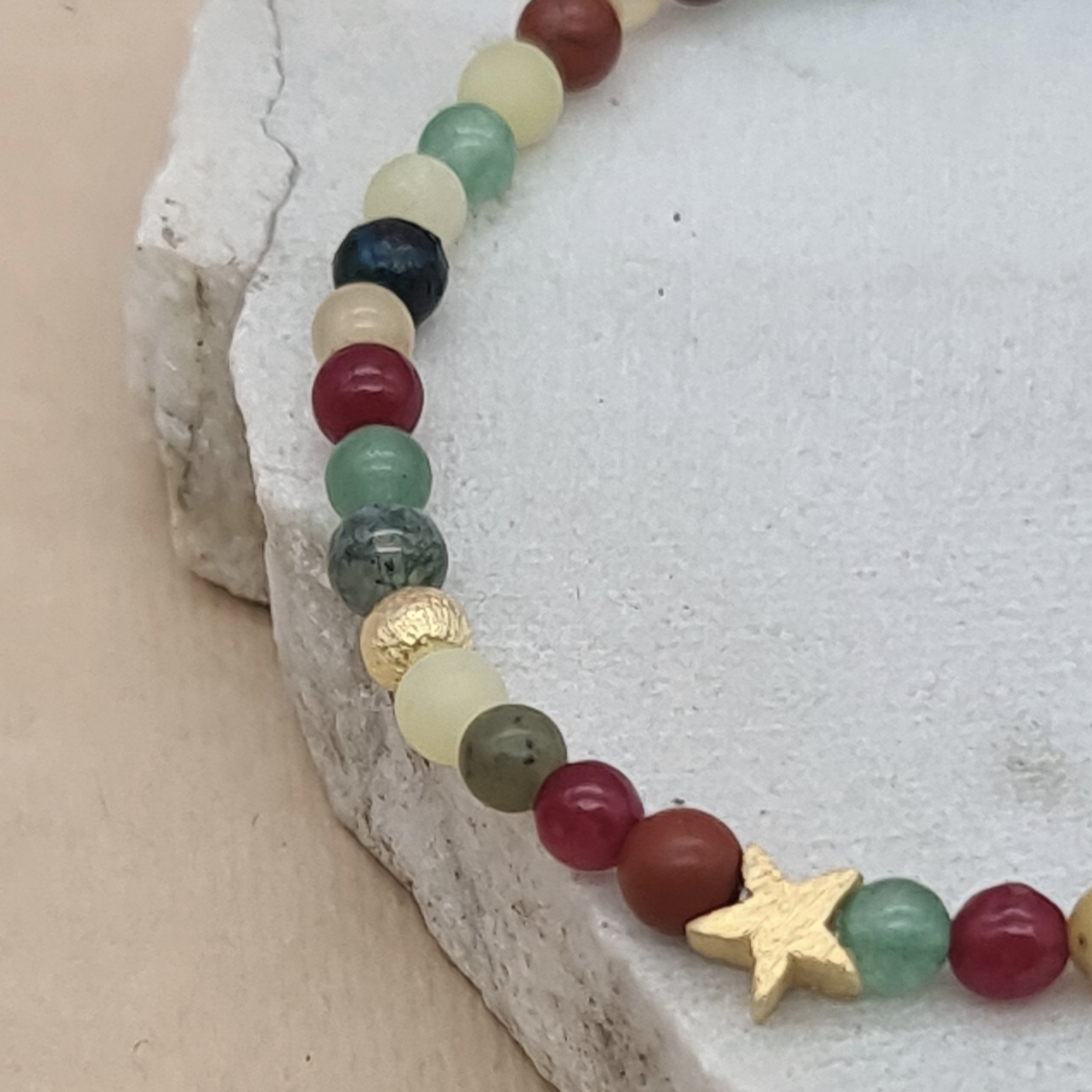 Farbenfrohes Edelsteinarmband