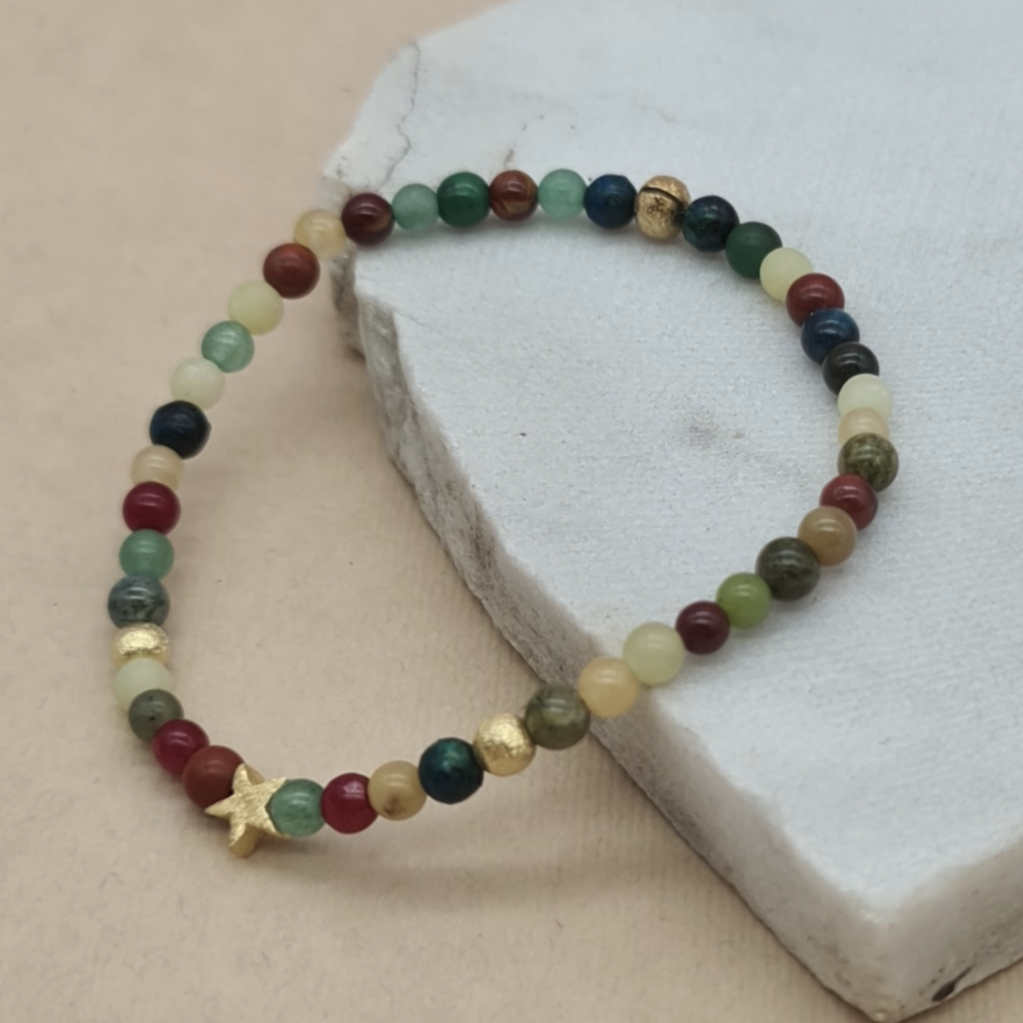 Farbenfrohes Edelsteinarmband