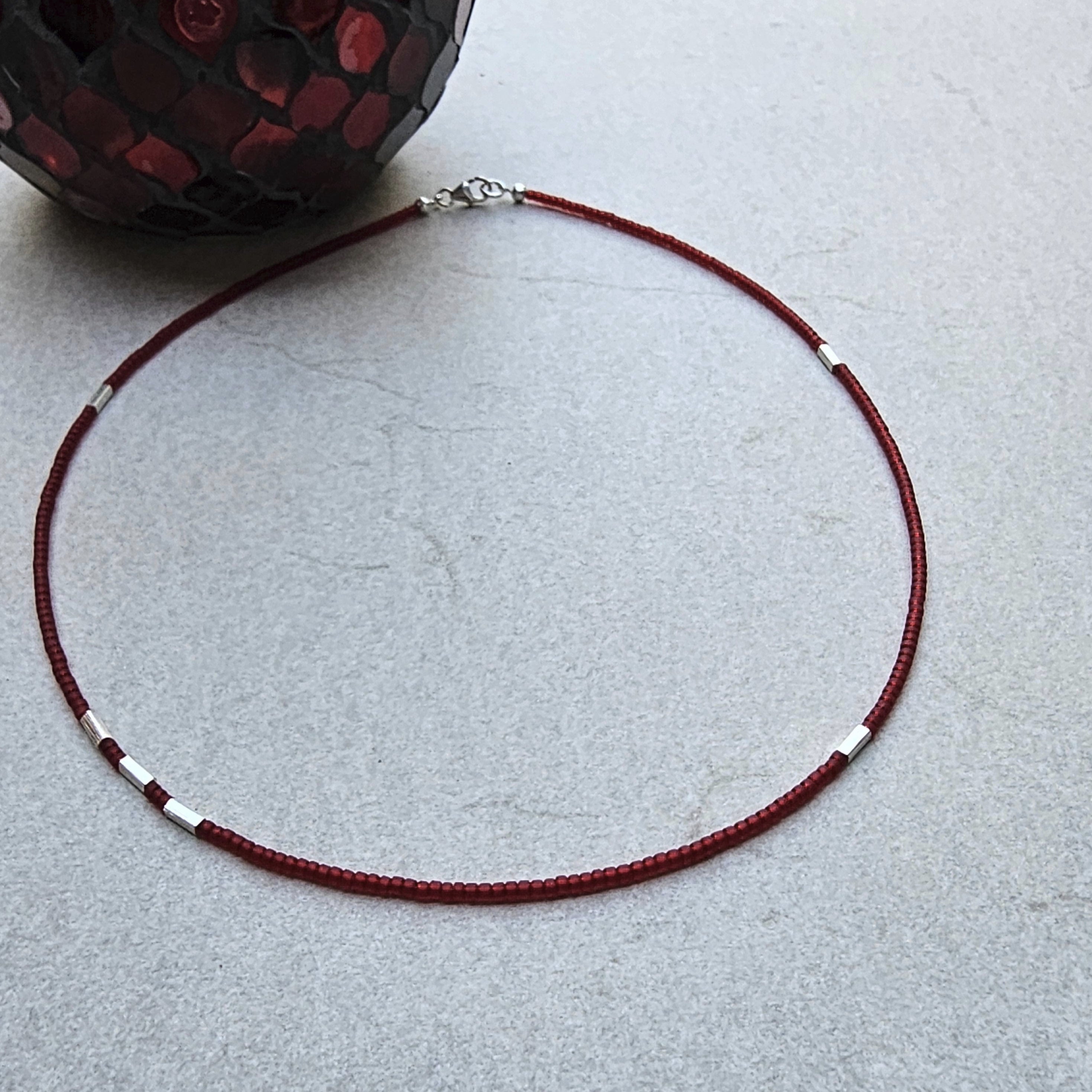 Kette karminrote, recycelte Glasperlen