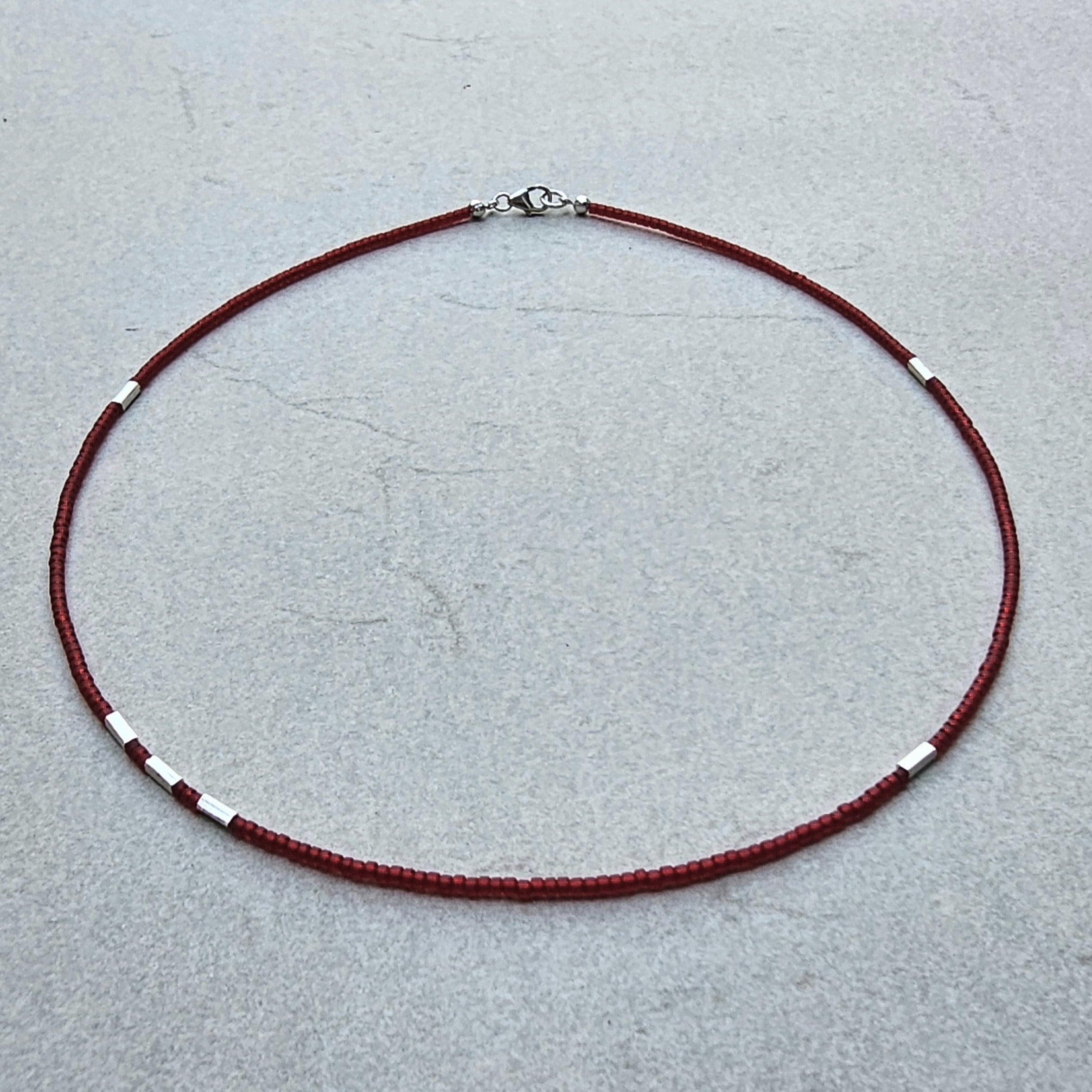 Kette karminrote, recycelte Glasperlen