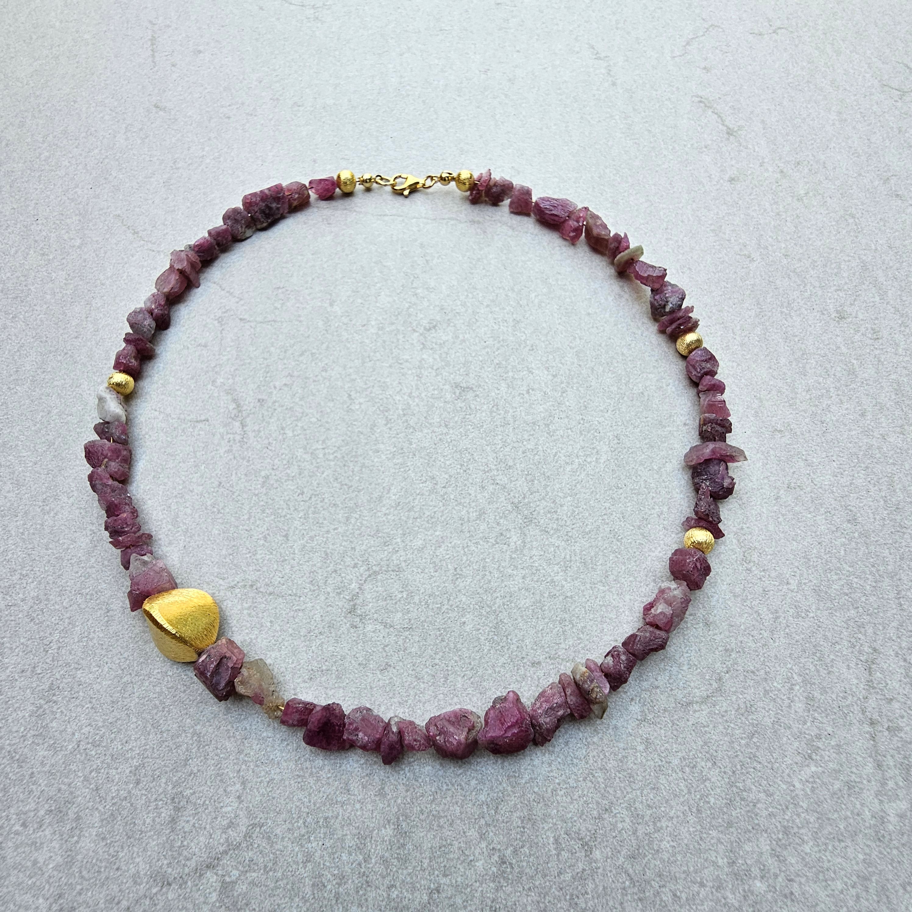 Kette naturbelassener Rubin