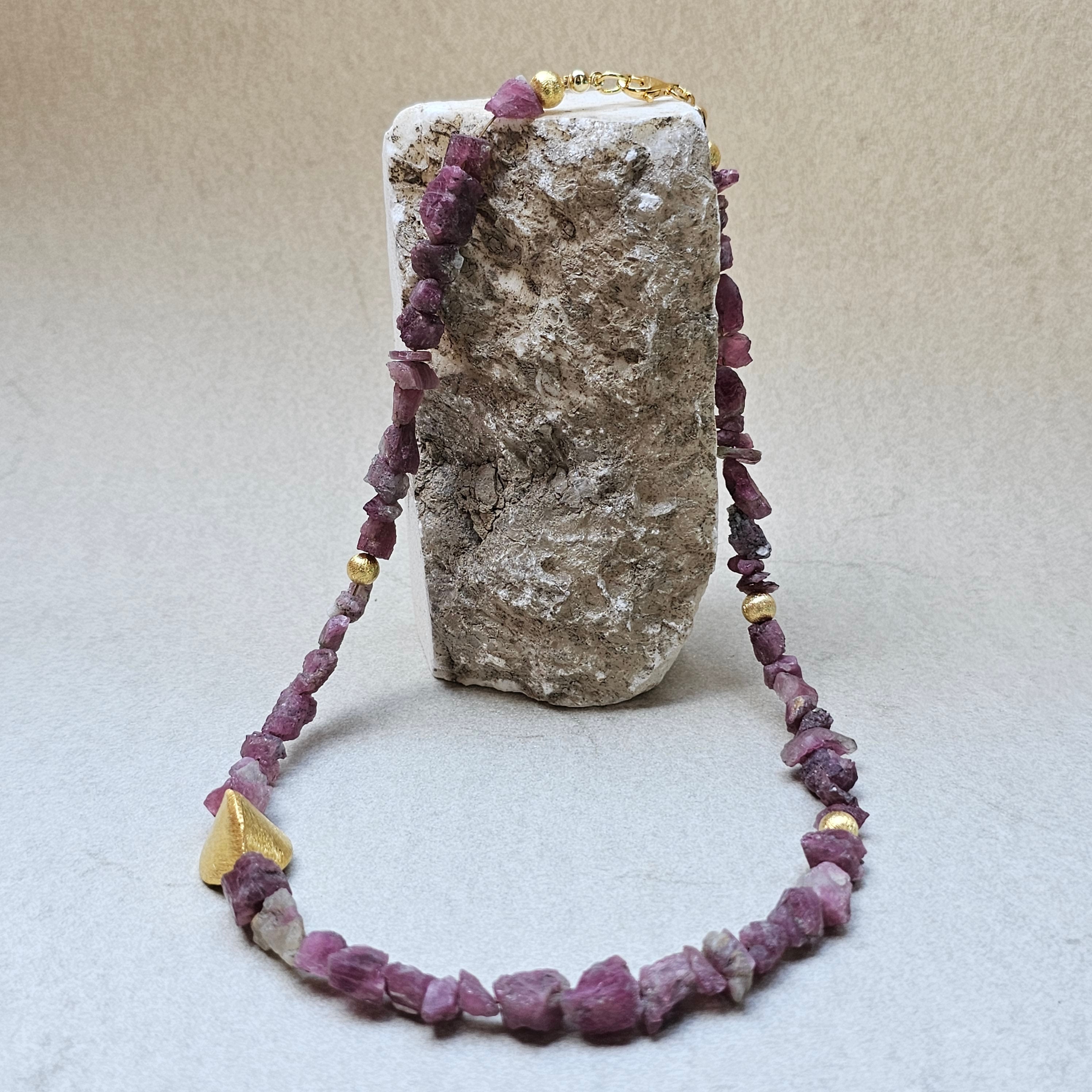 Kette naturbelassener Rubin