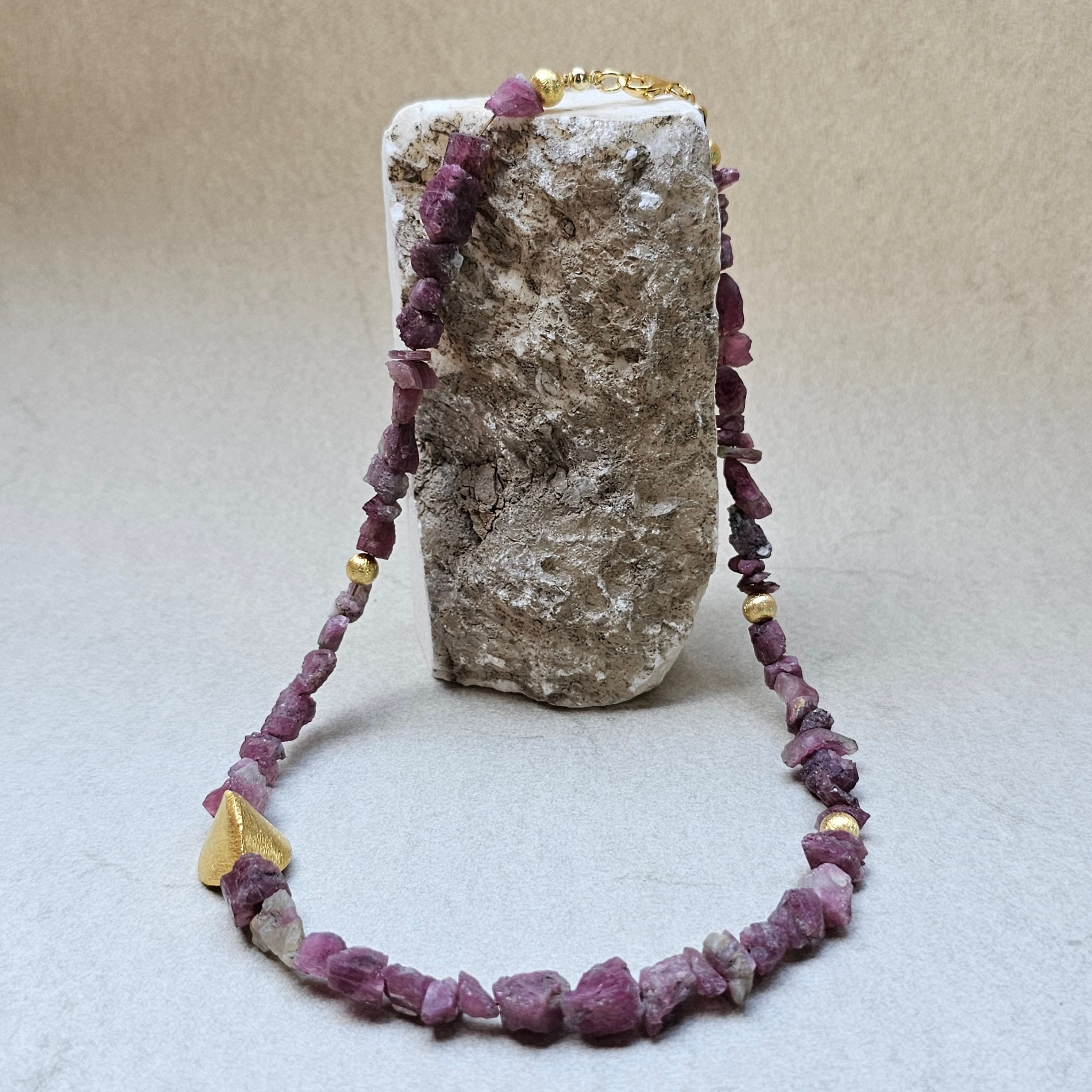 Kette naturbelassener Rubin