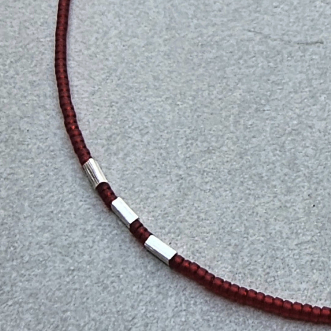 Kette karminrote, recycelte Glasperlen