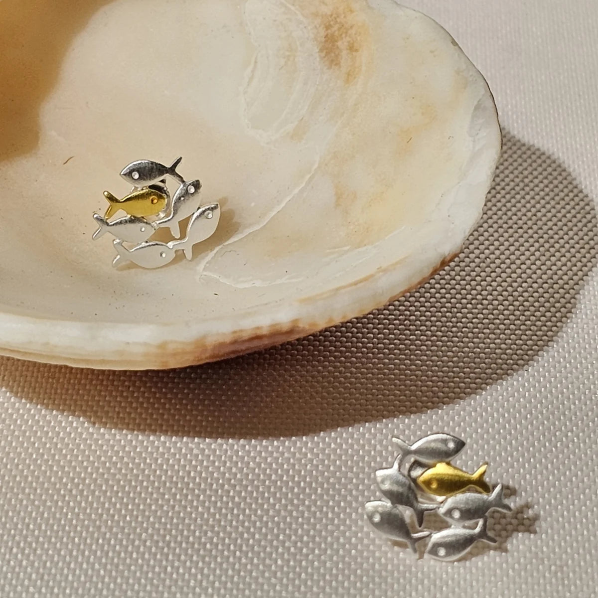 Ohrstecker Fischschwarm – 925 Silber mit vergoldetem Fisch – 14 mm