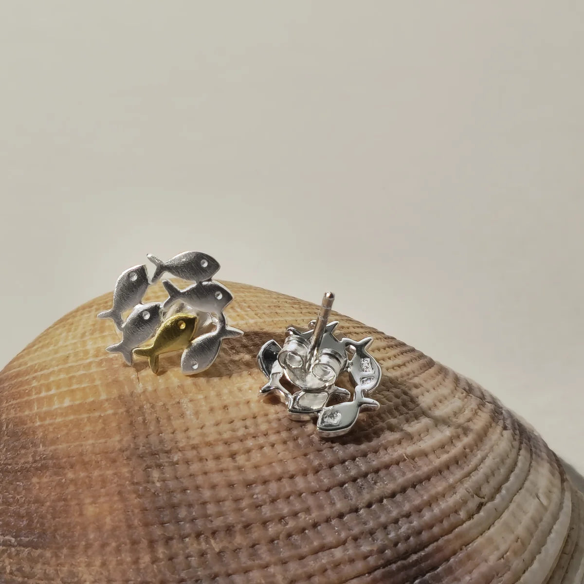 Ohrstecker Fischschwarm – 925 Silber mit vergoldetem Fisch – 14 mm