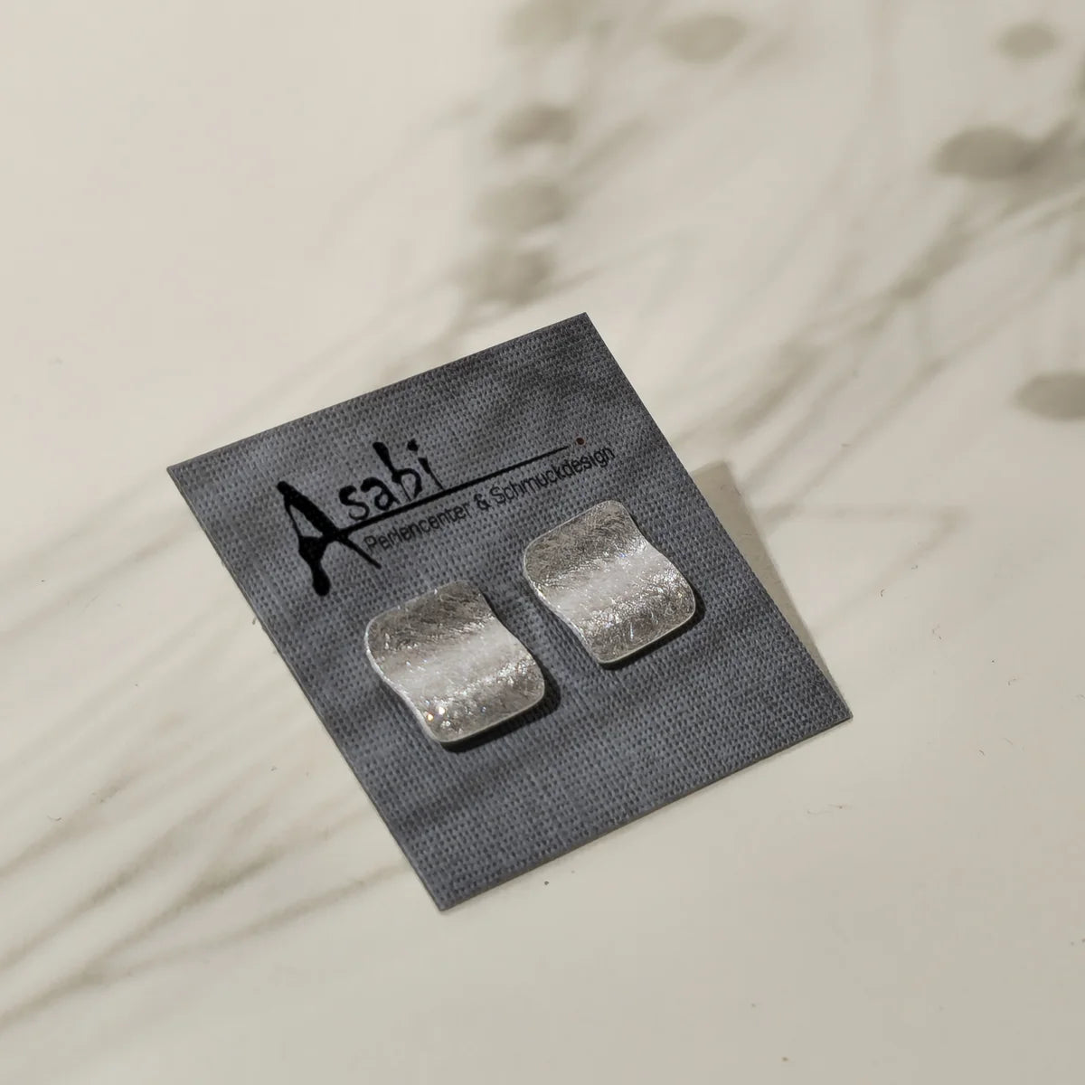 Ohrstecker Quadrat gewölbt & gebürstet – 925 Silber – 10 mm