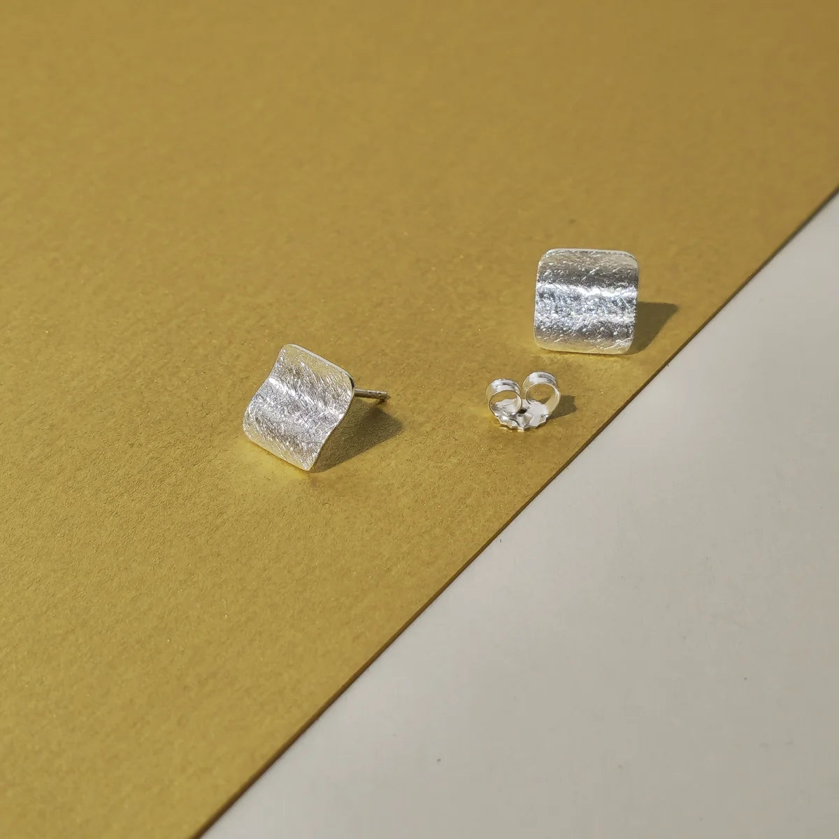 Ohrstecker Quadrat gewölbt & gebürstet – 925 Silber – 10 mm