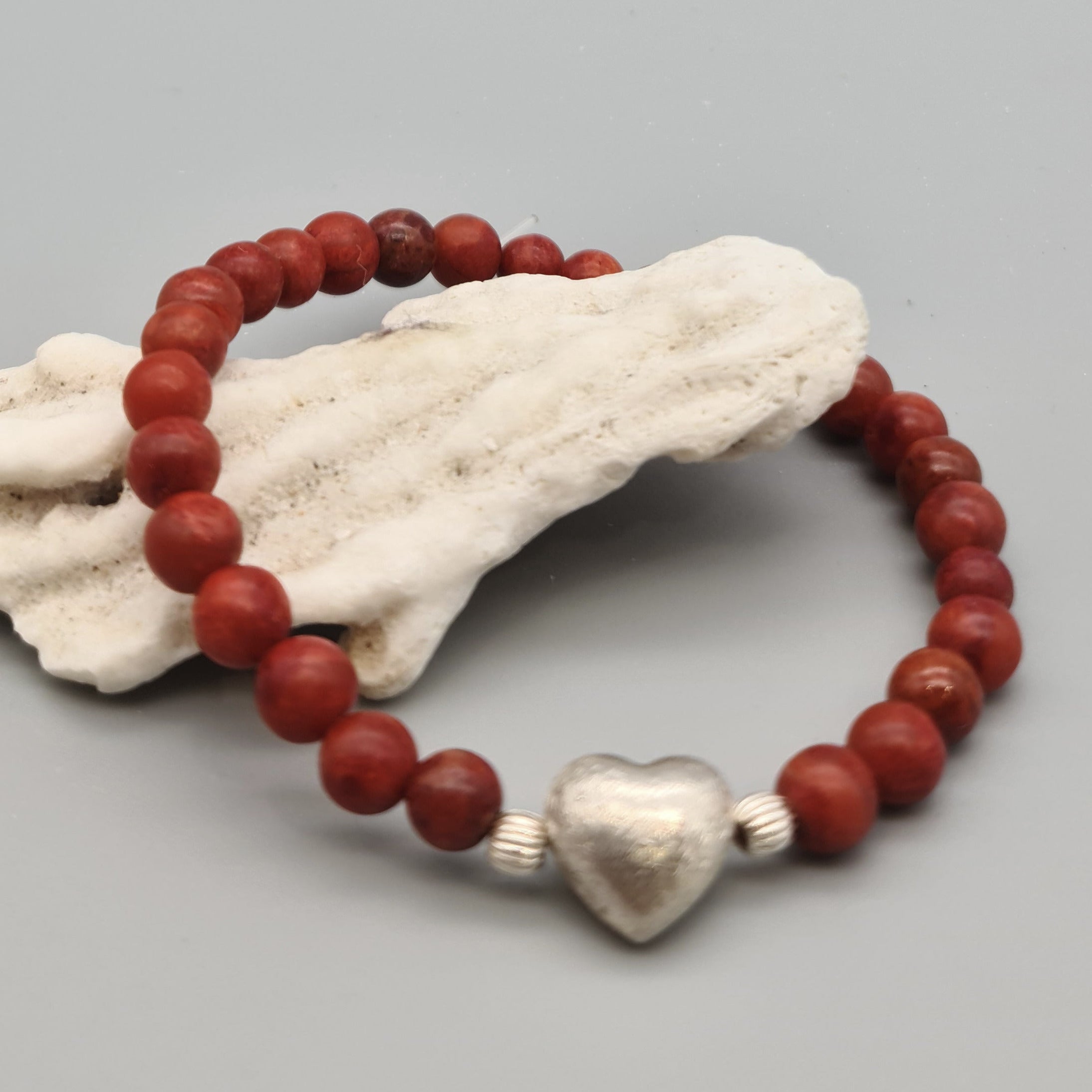 Korallenarmband mit Silberherz