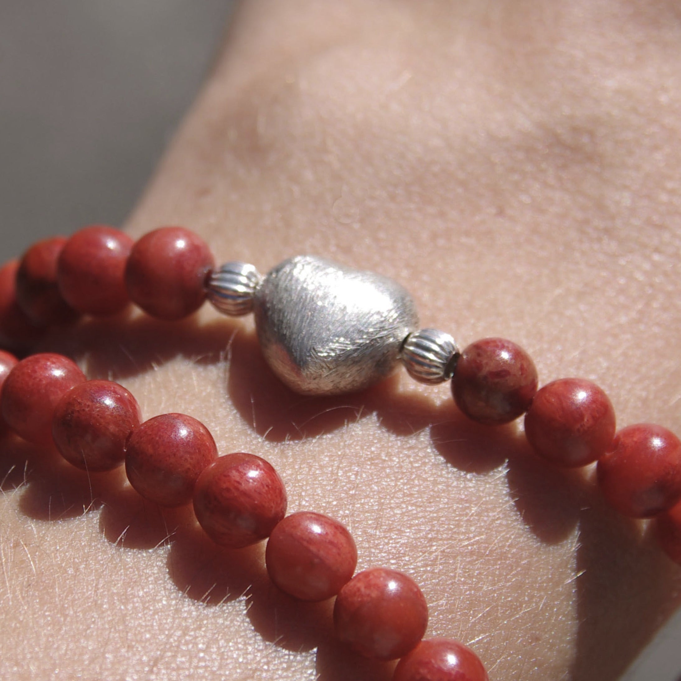 Korallenarmband mit Silberherz