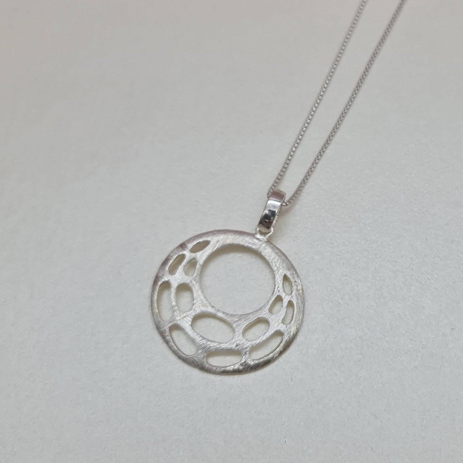 Anziehend abstrakter Kettenanhänger