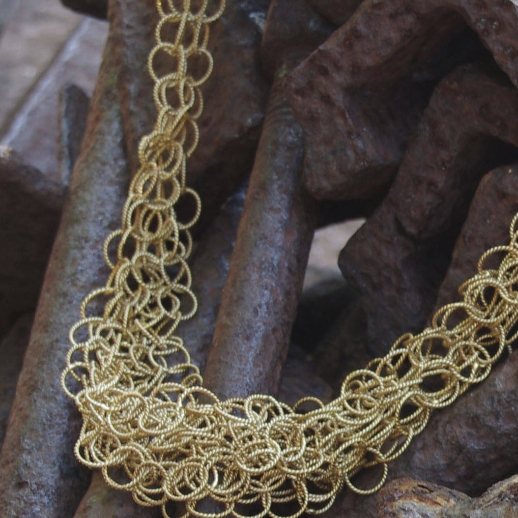 Gold plattiertes Ring Collier, eine besondere Kette