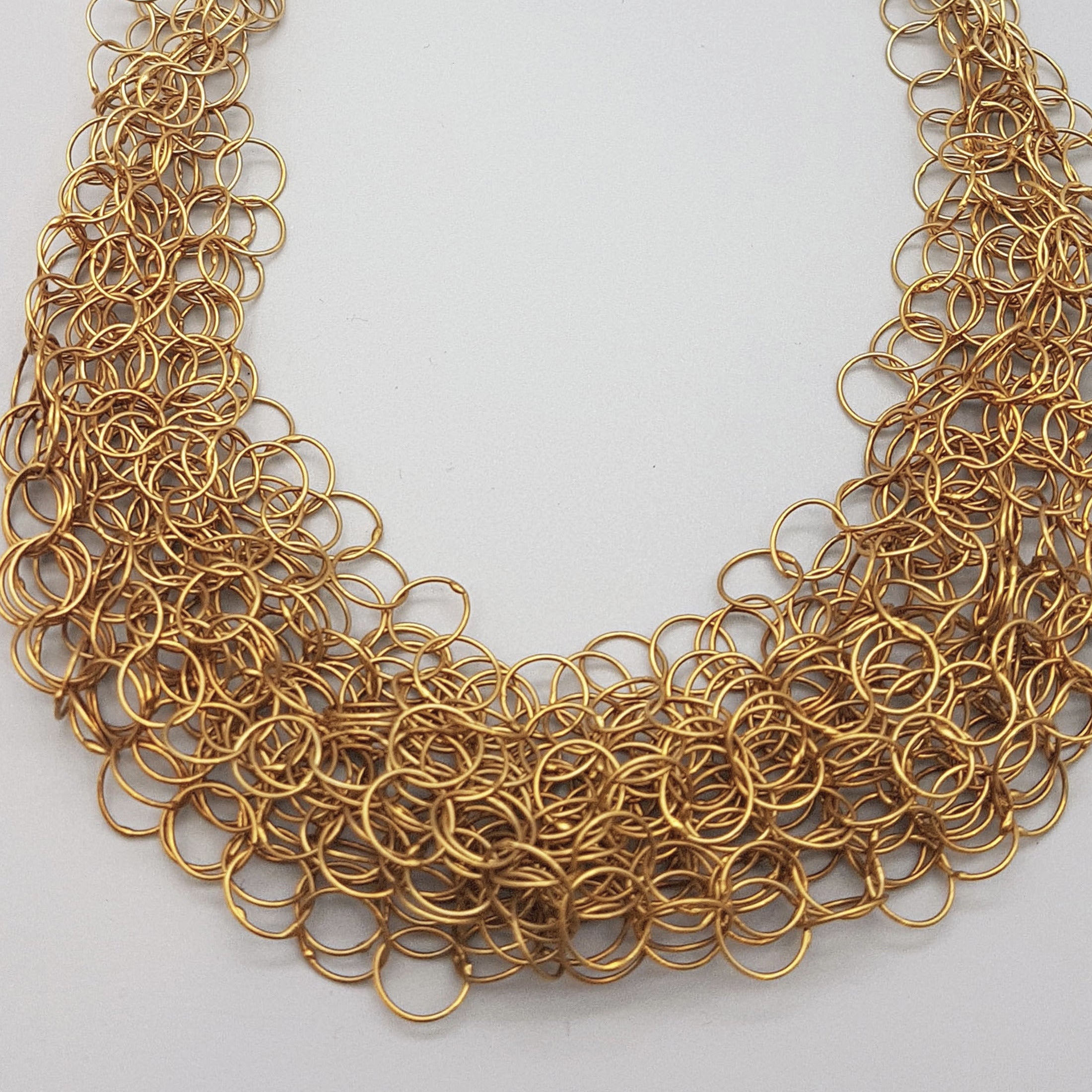Gold plattiertes Ring Collier, eine besondere Kette