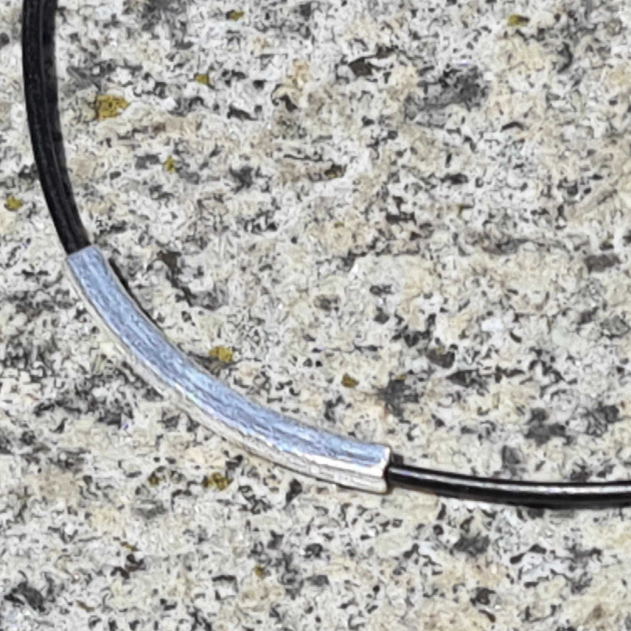 Sportliche Lederkette mit Silber Eckröhre