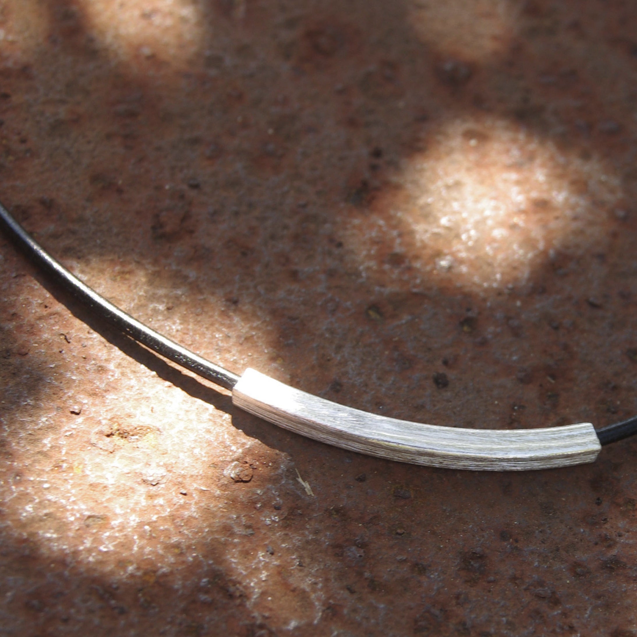 Sportliche Lederkette mit Silber Eckröhre