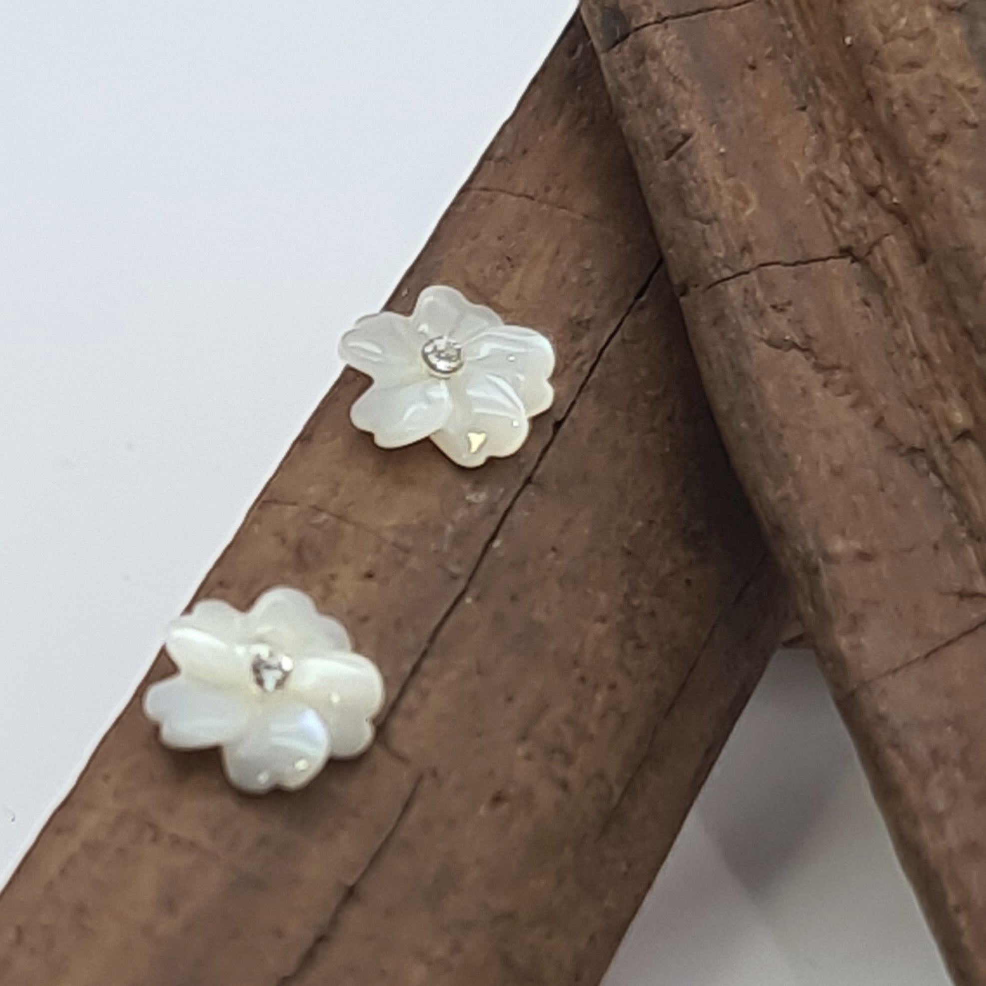 Ohrstecker Perlmuttblume